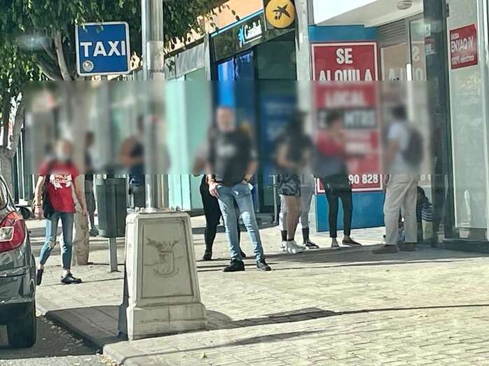 Usuarios esperan por un taxi frente a las Ramblas de Arnao / TA